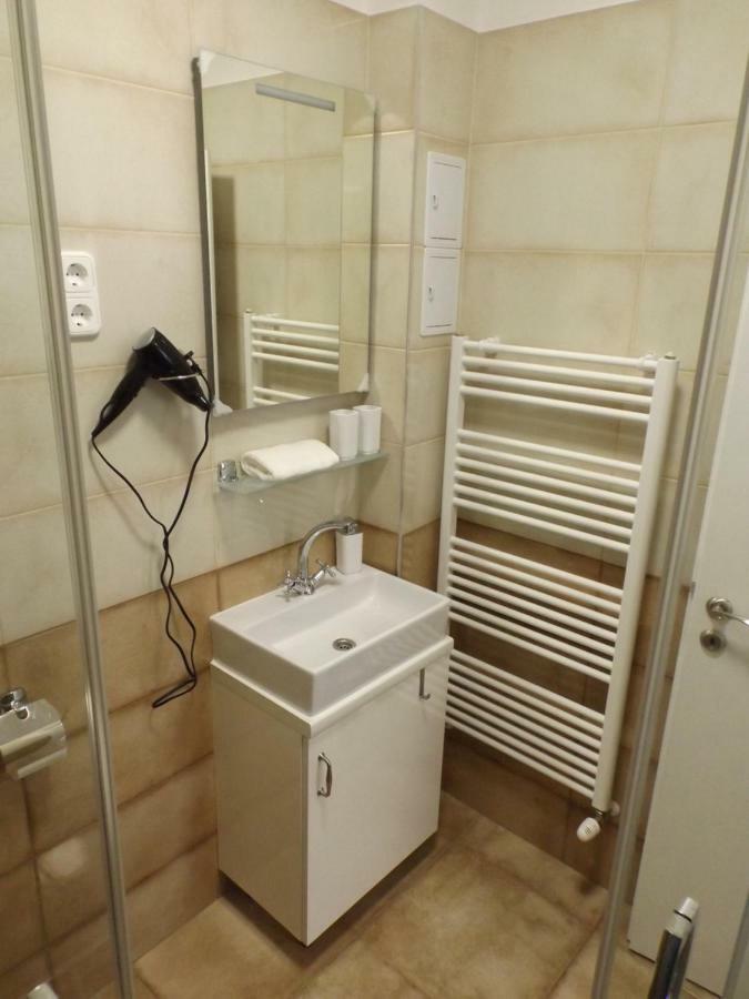 Vitalis Apartman เอ็กเกอร์ ภายนอก รูปภาพ